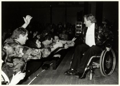 Optreden van volkszanger Koos Alberts in het concertgebouw. NL-HlmNHA 54032092