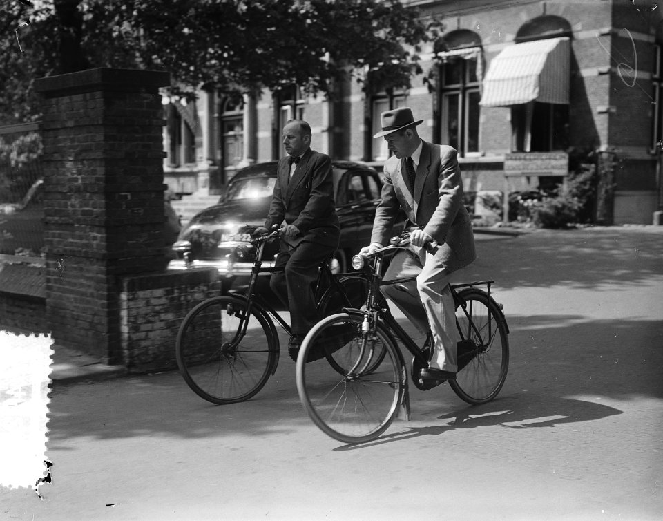 Operatie scheiding Friese Siamese tweeling (Dr. H. L. Straat , Dr. V. A. Brons ), Bestanddeelnr 906-4920