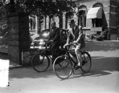 Operatie scheiding Friese Siamese tweeling (Dr. H. L. Straat , Dr. V. A. Brons ), Bestanddeelnr 906-4920