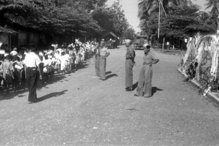 Optocht van Indonesische kinderen met vlaggetjes, Bestanddeelnr 433
