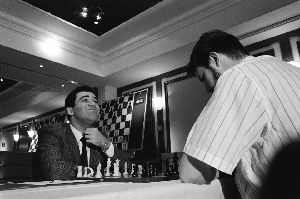 Optiebeurs schaakvierkamp in Amsterdam Kasparov (l) tegen Van der Wiel, Bestanddeelnr 934-2468