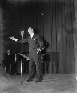 Optreden van Jacques Pills in het City-theater, Bestanddeelnr 901-2508