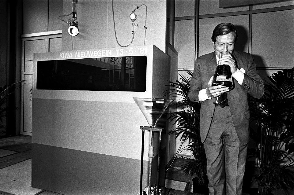 Opening van KIWA (keuringsinstituut waterleidingartikelen) speurwerk-laboratorium in Nieuwegein, Bestanddeelnr 931-4832
