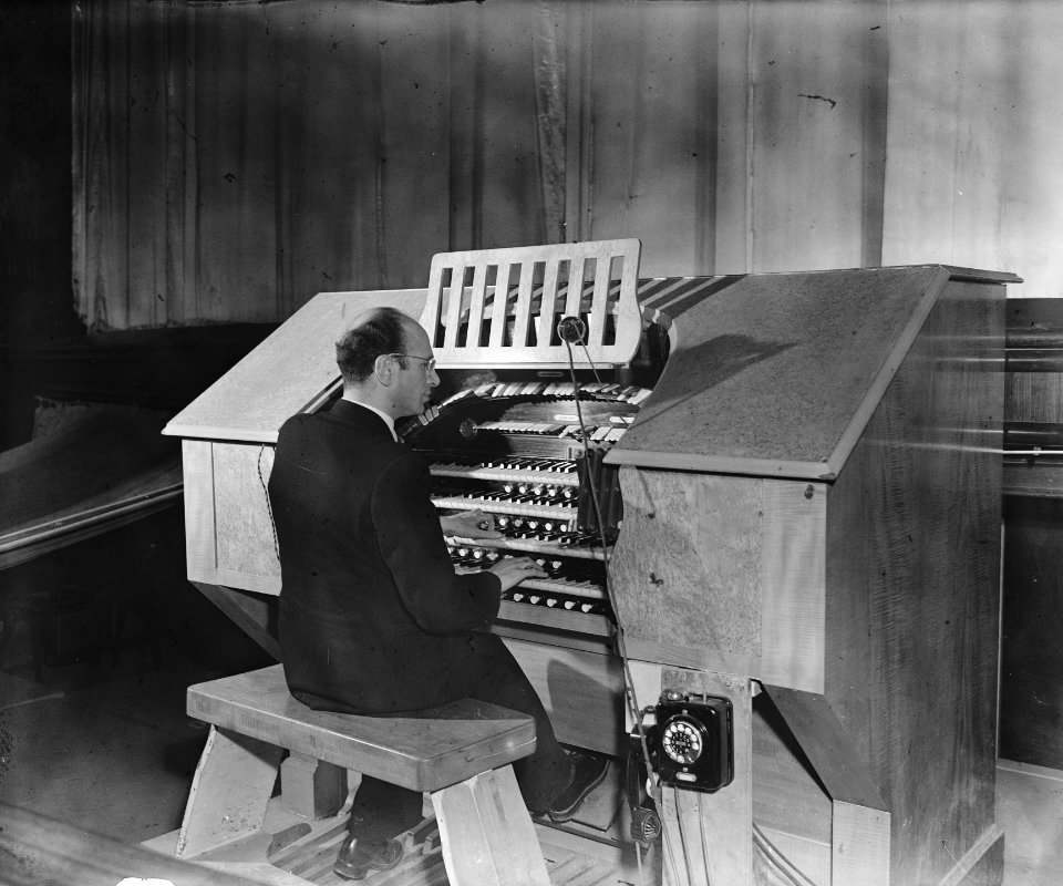 Optreden van Jacques Pills in het City-theater. Organist achter een theaterorgel, Bestanddeelnr 901-2506