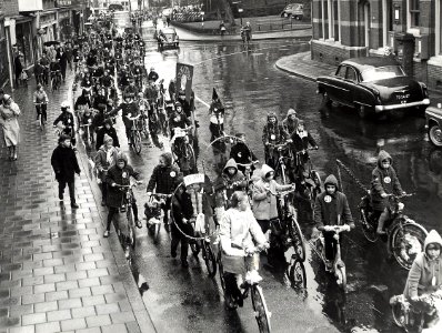 Optocht op de Bloemendaalseweg, bij de Tetterdodeweg, ziende naar het zuiden. Aangekocht in 1977 van fotograaf C. de Boer. Identificatienummer 54-004629, NL-HlmNHA 54004629