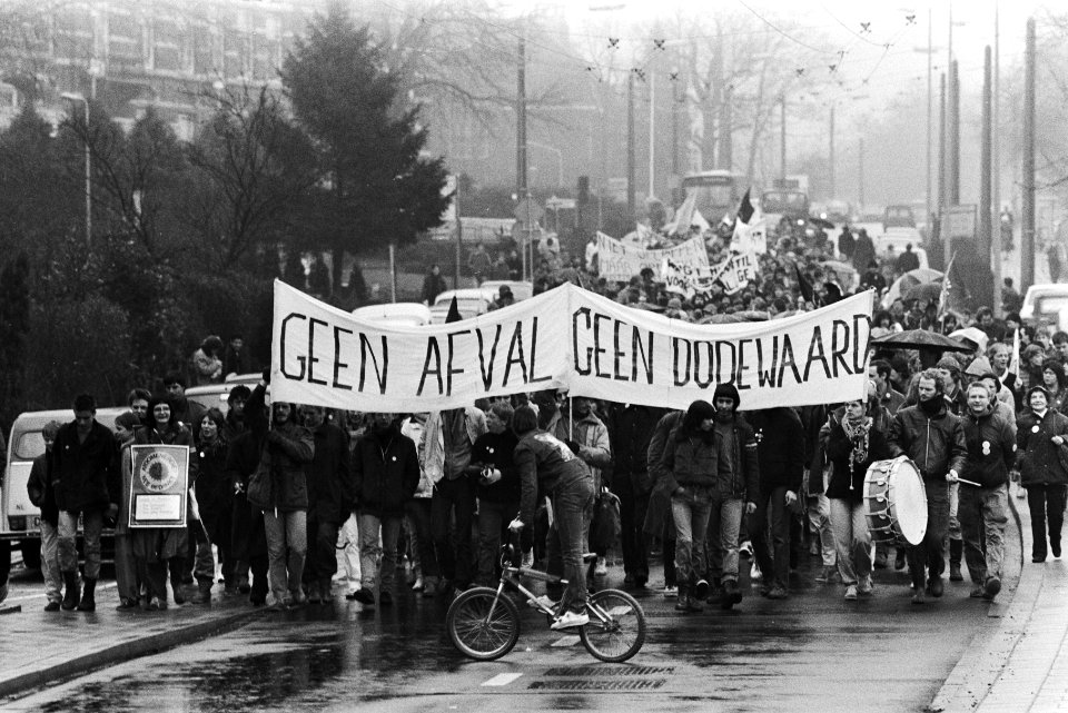 Optocht van demonstranten met spandoek Geen afval geen Dodewaard, Bestanddeelnr 932-5143