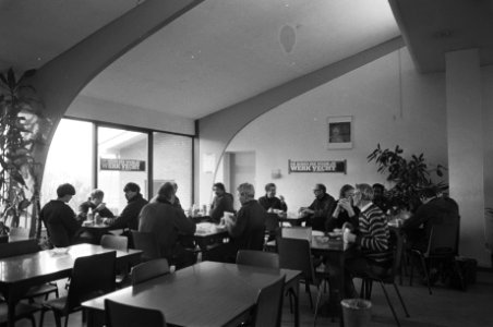Oranjewerf in Amsterdam-Noord bezet in verband met dreigende sluiting. De kantin, Bestanddeelnr 931-9856