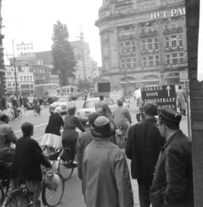 Operatie Leidsestraat gestart, verkeer op het Leidseplein, Bestanddeelnr 911-5578