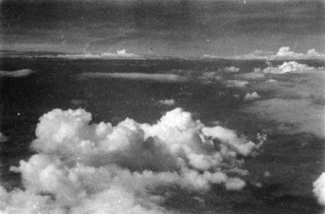 Opnamen vanuit vliegtuig Wolkenlucht, Bestanddeelnr 7504
