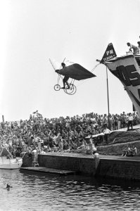 Opnamen Vlieg er eens uit in Enkhuizen door TROS TV heer op luchtfiets, Bestanddeelnr 928-6347