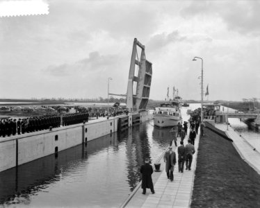 Openstelling van de nieuwe zeesluizen te Delfzijl. De coaster Rembrandt passee, Bestanddeelnr 910-2998