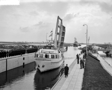 Openstelling van de nieuwe zeesluizen te Delfzijl. De coaster Rembrandt passee, Bestanddeelnr 910-3000