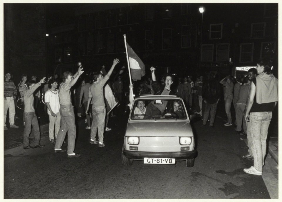 Oranjesupporters op de Riviervismarkt na de overwinning op West-Duitsland. NL-HlmNHA 54023656