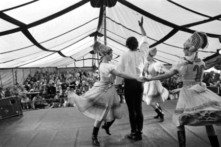 Optreden van een dansgroep, Bestanddeelnr 930-4097