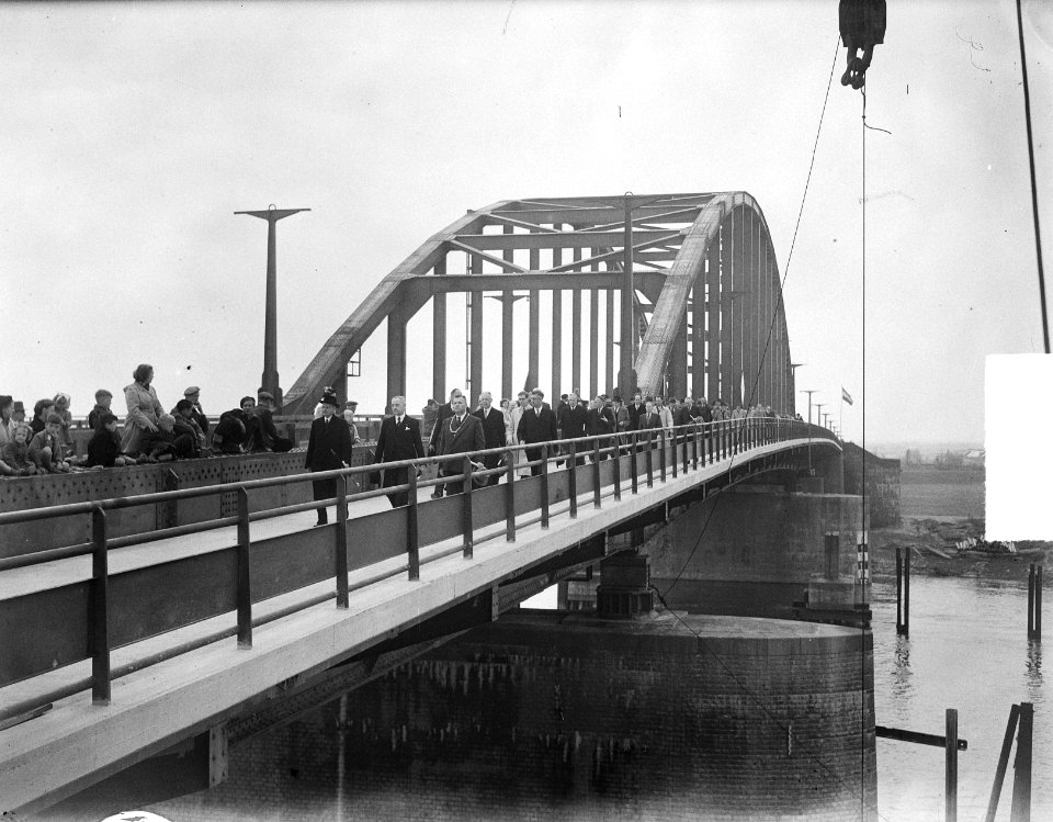 Opening verkeersbrug te Arnhem. Genodigden lopen over het rijwielpad, Bestanddeelnr 903-9509