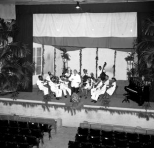Optreden van een band in Paramaribo, Bestanddeelnr 252-6080