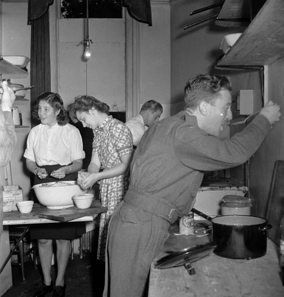 Oranjehaven, de Engelandvaarders club in Londen. Vrouwen bezig met salade. Man p, Bestanddeelnr 935-2586