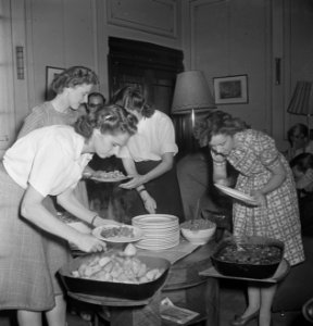 Oranjehaven, de Engelandvaarders club in Londen. Vrouwen aan het buffet, Bestanddeelnr 935-2583