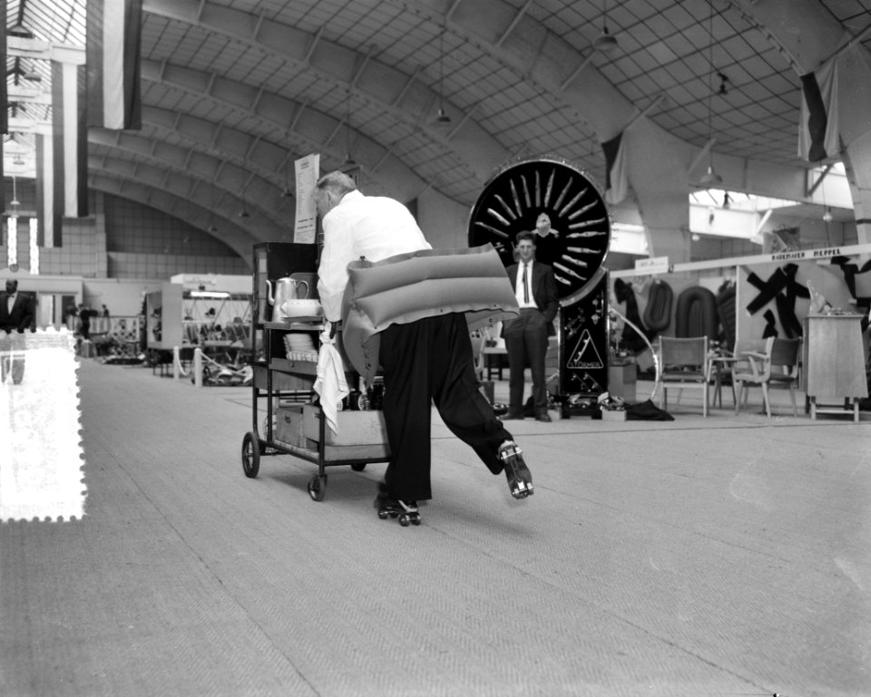 Opening vierde Sportvakbeurs in de RAI te Amsterdam Kelner op rolschaatsen en …, Bestanddeelnr 907-9645