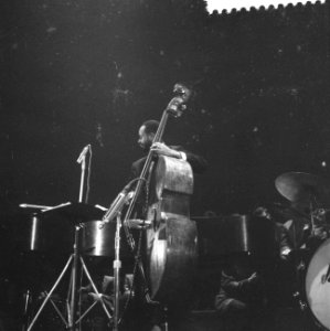 Optreden van het Modern Jazz Quartet in Amsterdam, bassist Percy Heath, Bestanddeelnr 910-7699