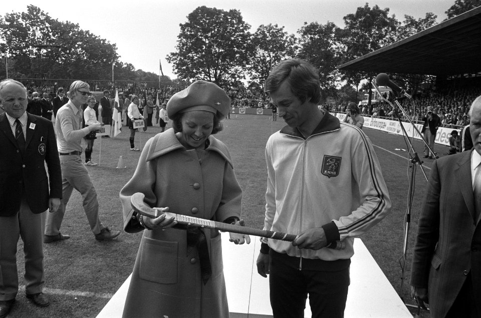 Opening WK Hockey te Amstelveen, prinses Beatrix geeft Nico Spits (aanvoerder Ne, Bestanddeelnr 926-6362