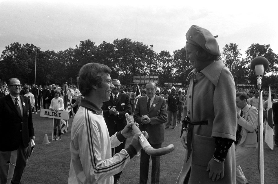 Opening WK Hockey te Amstelveen, prinses Beatrix geeft Nico Spits (aanvoerder Ne, Bestanddeelnr 926-6360