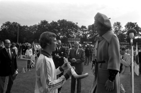 Opening WK Hockey te Amstelveen, prinses Beatrix geeft Nico Spits (aanvoerder Ne, Bestanddeelnr 926-6360