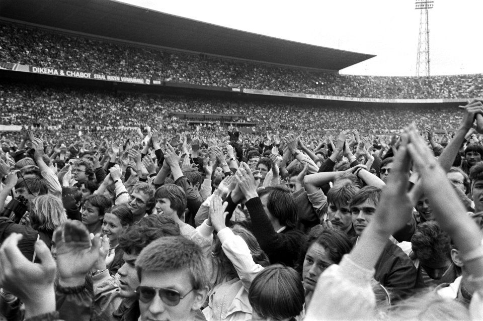 Optreden Simon and Garfunkel (links) in Feijenoordstadion, Rotterdam. Publiek, Bestanddeelnr 932-2097