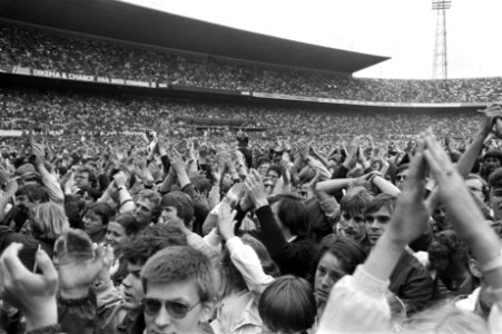 Optreden Simon and Garfunkel (links) in Feijenoordstadion, Rotterdam. Publiek, Bestanddeelnr 932-2097
