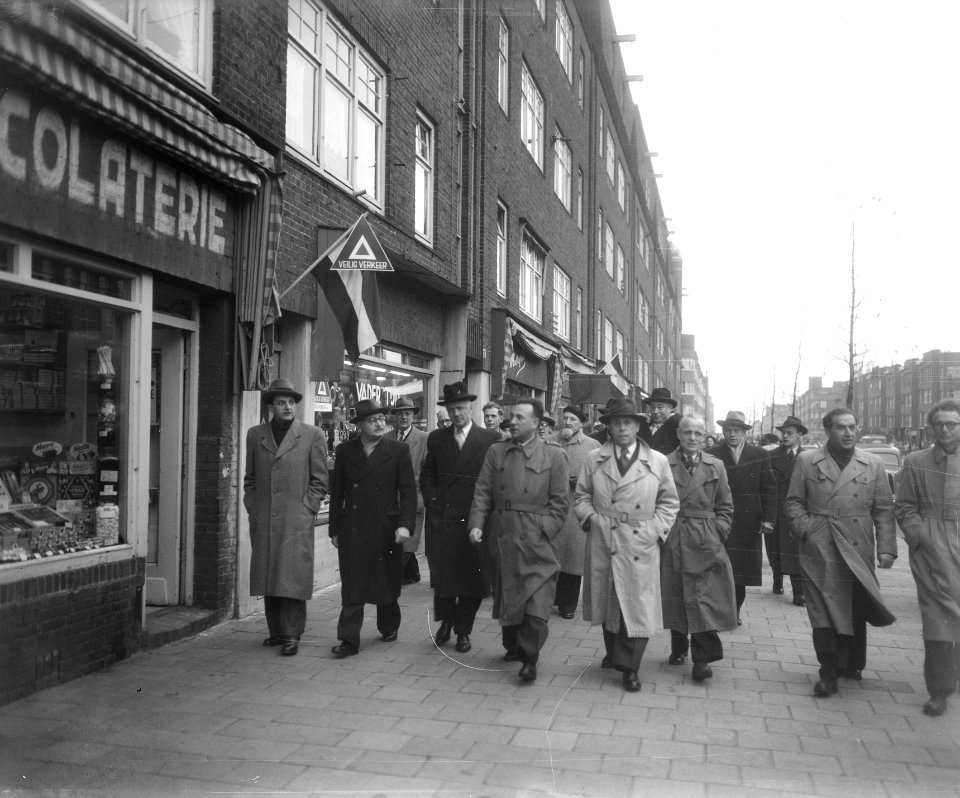 Opening winkelweek Zuid in de Van Woustraat te Amsterdam. In het midden burgemee, Bestanddeelnr 904-8674
