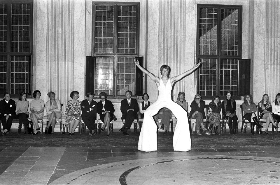 Optreden van een danseres Onder het publiek Prinses Beatrix en prins Claus, Bestanddeelnr 925-5533