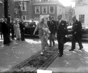 Oranjecarillon in Vlaardingen in werking gesteld door koningin Juliana. Aankomst, Bestanddeelnr 904-1202