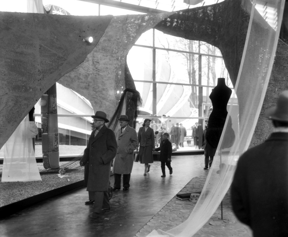 Opening wereldtentoonstelling Expo te Brussel, bezoekers in paviljoen, Bestanddeelnr 909-4901