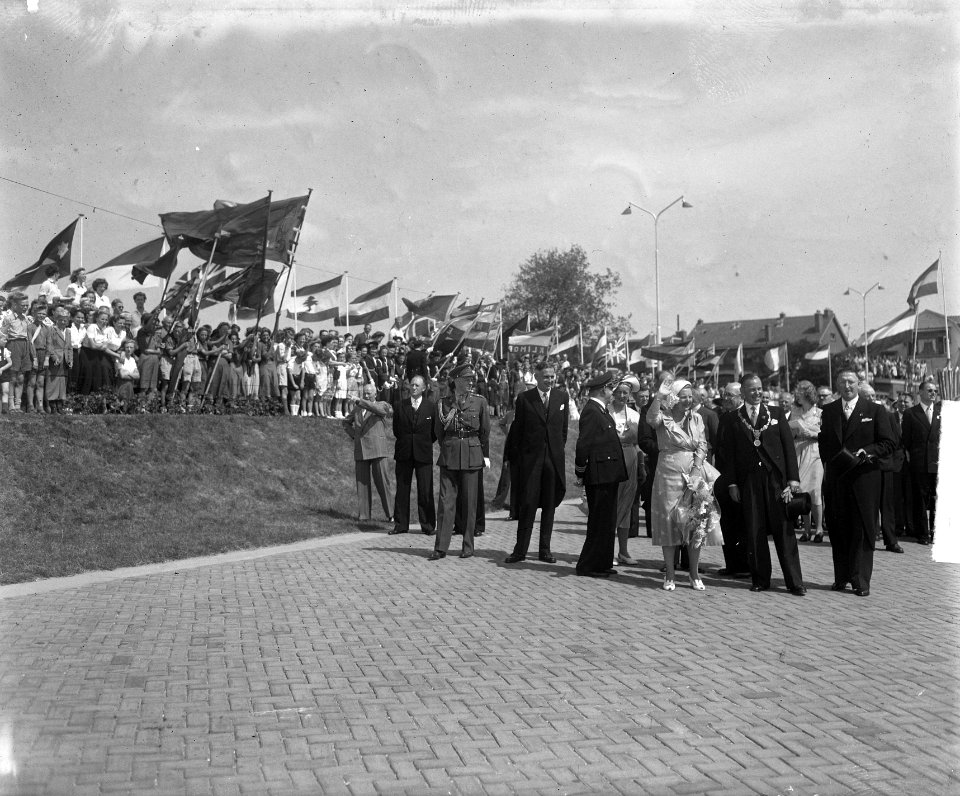 Oranjecarillon in Vlaardingen in werking gesteld door koningin Juliana. Naast de, Bestanddeelnr 904-1203