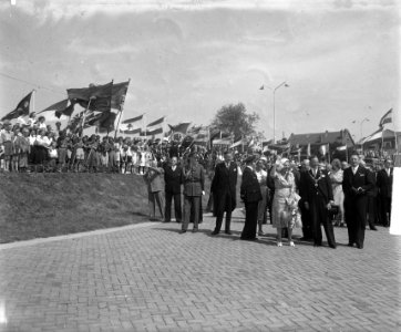 Oranjecarillon in Vlaardingen in werking gesteld door koningin Juliana. Naast de, Bestanddeelnr 904-1203