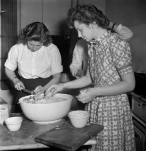 Oranjehaven, de Engelandvaarders club in Londen. Vrouwen maken een salade, Bestanddeelnr 935-2585