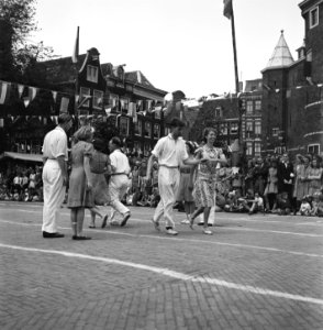 Optreden dansgroep bij De Waag, Bestanddeelnr 900-4599 photo