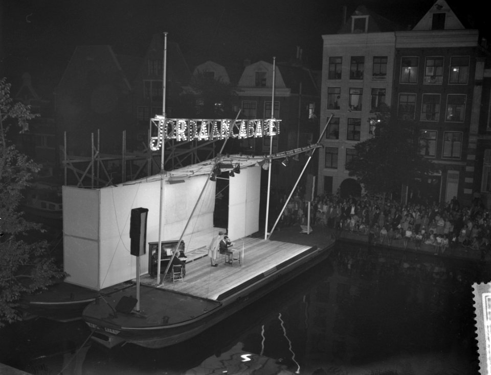 Optreden van het Jordaancabaret op 2 zolderschuiten optreden van Willy Vervoort, Bestanddeelnr 911-5904