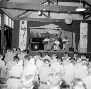 Optreden van een Hawaian-ensemble bij de cabaretvoorstelling in Ipoh, Bestanddeelnr 255-6994