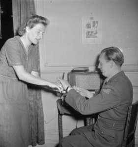 Oranjehaven, de Engelandvaarders club in Londen. Man krijgt eten aangereikt, Bestanddeelnr 935-2589