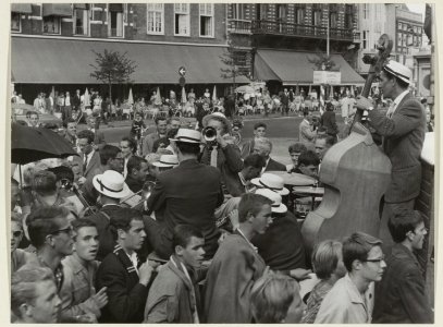 Optreden van een jazzband op de Grote Markt. Op de achtergrond het terras van restaurant Brinkman. NL-HlmNHA 54004467