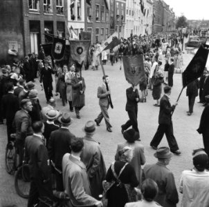 Optocht door de binnenstad van Leiden Vaandeldrages van studentenverenigingen, Bestanddeelnr 900-7904