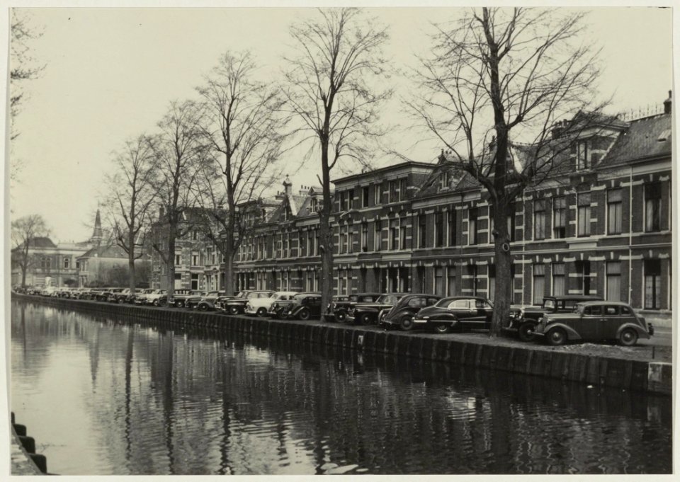 Oranjekade aan de Leidsevaart, tussen de Prins Hendrikstraat en de Alexanderstraat, ziende naar het noorden. NL-HlmNHA 54010601