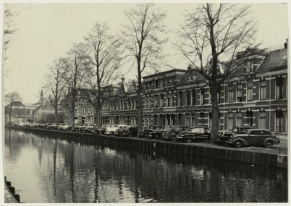 Oranjekade aan de Leidsevaart, tussen de Prins Hendrikstraat en de Alexanderstraat, ziende naar het noorden. NL-HlmNHA 54010601