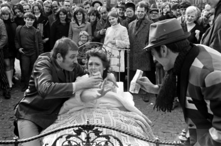 Opname van 'Farce Majeure' op de Dam in Amsterdam. Teddy Schaank in een ledikant, Bestanddeelnr 921-1767