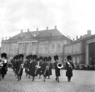 Optreden van een militaire kapel en koninklijke garde op het plein van Slot Amal, Bestanddeelnr 252-8691 photo