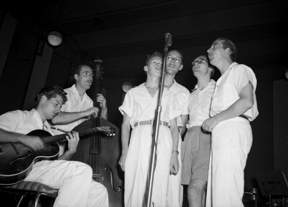 Optreden van een zang kwartet, begeleid door contrabas en gitaar, Bestanddeelnr 11482