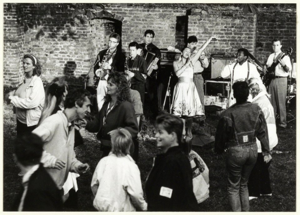 Optreden van het Braziliaanse ensemble Mexe con Tudo in de Ruïne van Brederode. NL-HlmNHA 54031875