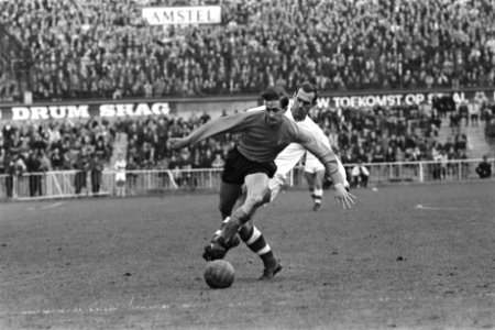 Oranje speler Johan Cruijff in duel met Tsjechische tegenstander, Bestanddeelnr 919-7593