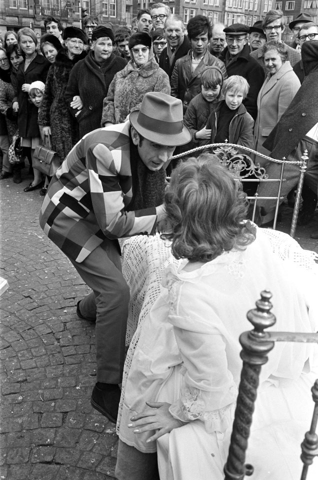 Opname van 'Farce Majeure' op de Dam in Amsterdam. Teddy Schaank in een ledikant, Bestanddeelnr 921-1769